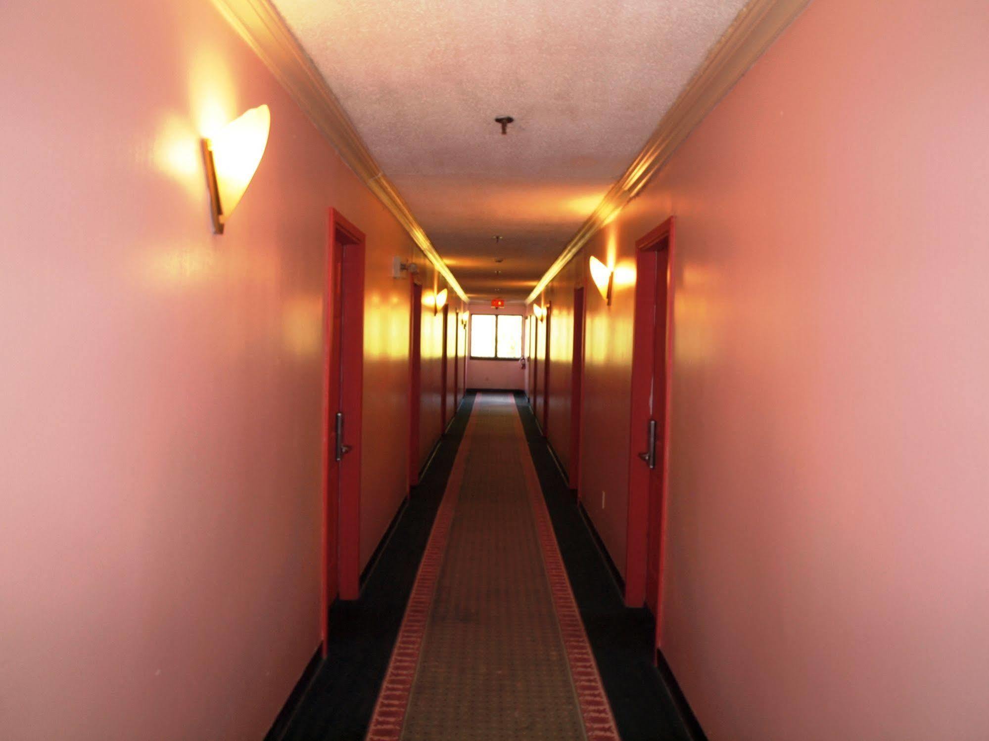 Hilltop Express Inn Groton Exterior photo
